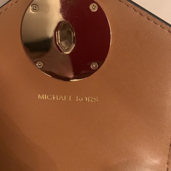 MICHAEL KORS Signature crossbody In reverse rectangle. GOLD CHAIN STRAP - Picture 6 of 16